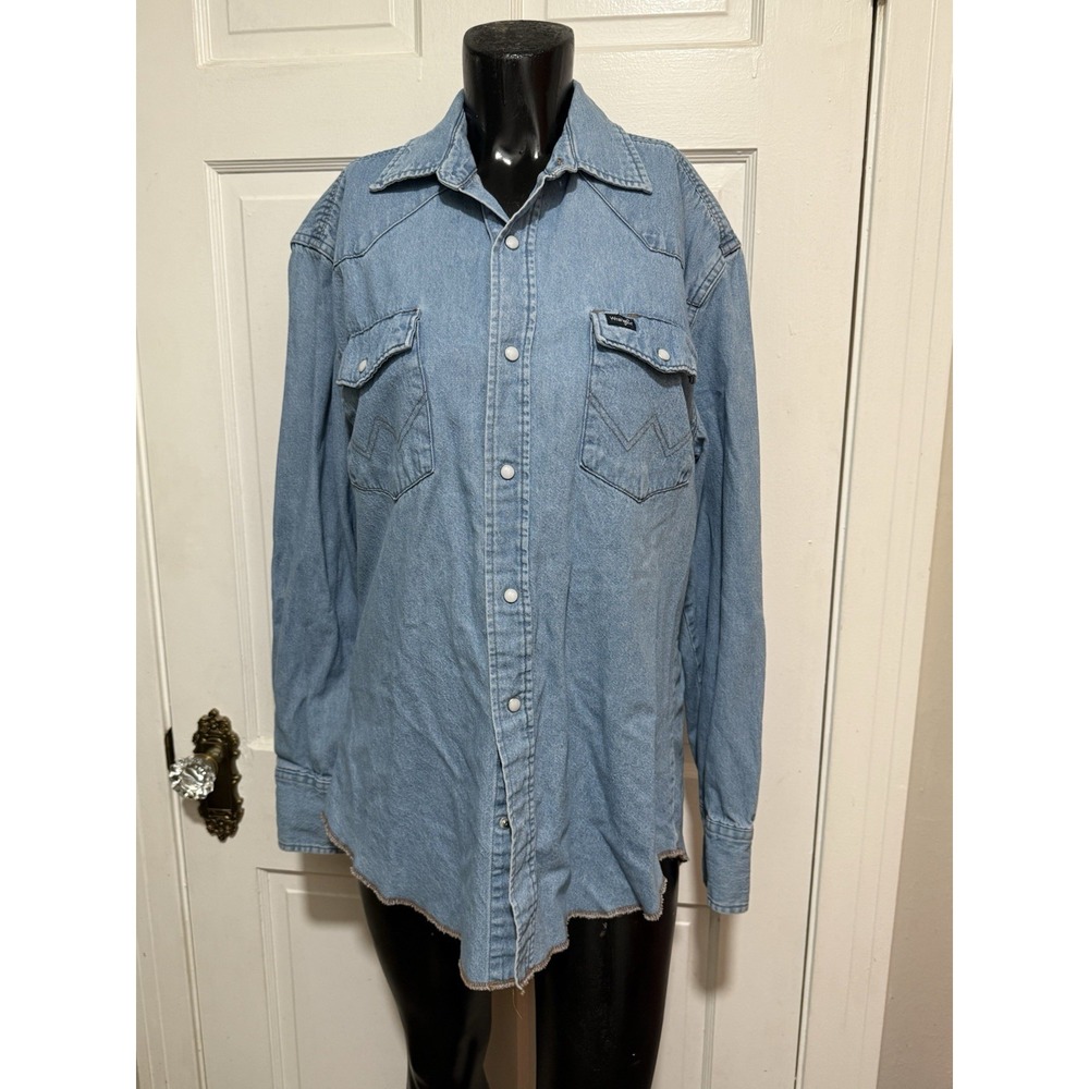 Womens Medium Wrangler Long Sleeve Denim Pearl Snap Vintage Style Shirt